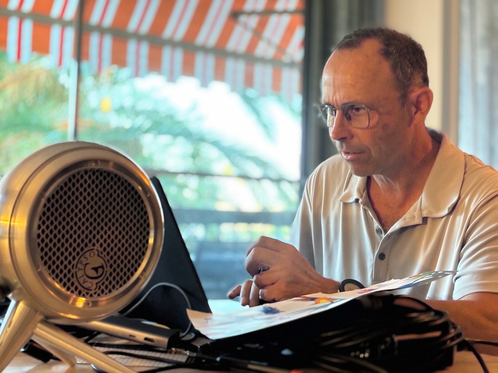 L’électronicien-acousticien de Calypso travaillant sur la RST-100